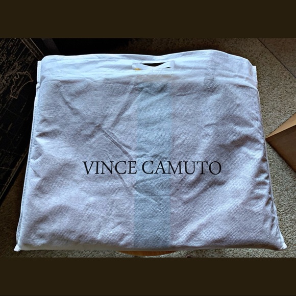 Vince Camuto Handbags - Vince Camuto Leather Tote